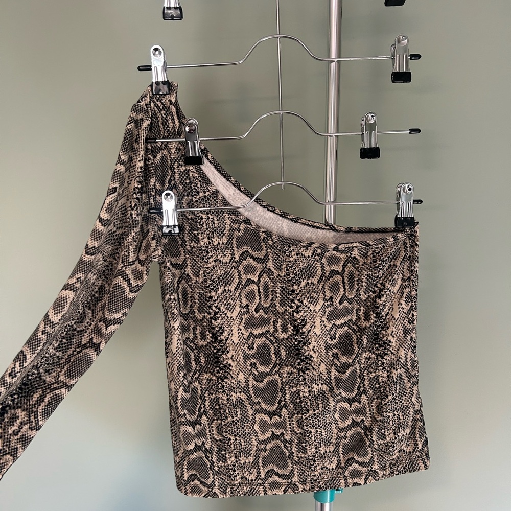 Chic Snake Print One-Shoulder Top - Picture 2 of 2